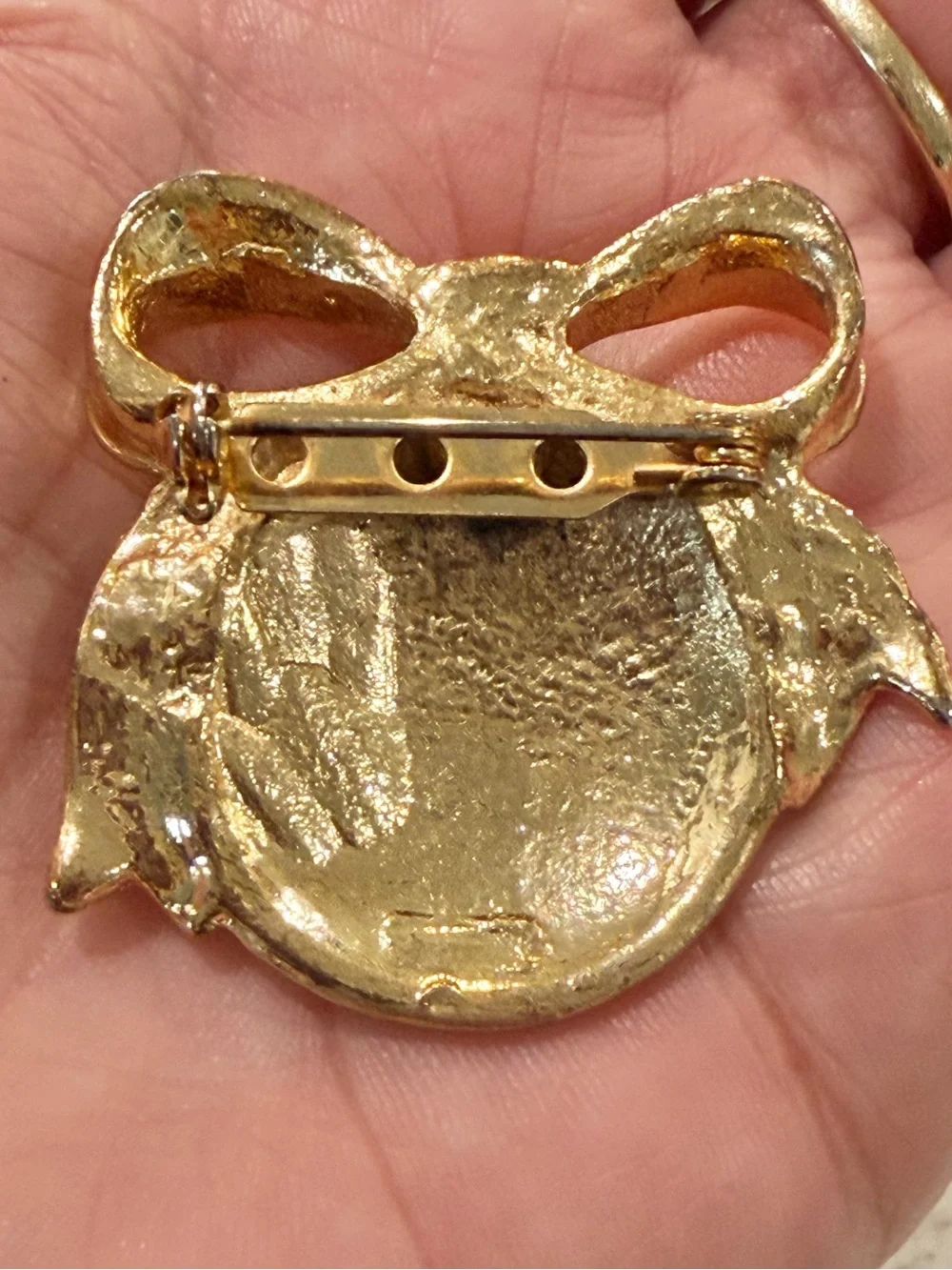 Vintage AJC Gold Tone Globe & Ribbon Bow Brooch Pin - Collectible